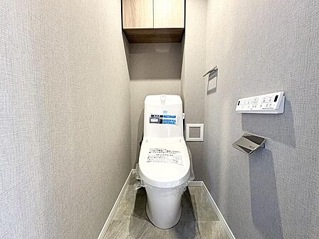 トイレの上部には棚が備え付けられています。ペーパー類などのストック品の収納に便利です。