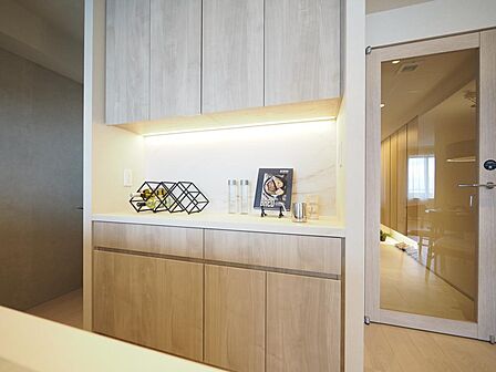 背面にカップボードが設けられており、調理中や食器の片づけの際も、コンパクトな動線が叶います。