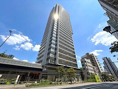 利便性の高い駅近のマンションです。※バーチャル加工を施しています。