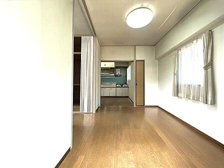 2面採光で明るく風通しのよいLDKです。※リフォーム前の室内写真です。