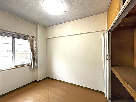 お好みの家具を置いたり、お気に入りの空間づくりが楽しめそうです。※リフォーム前の室内写真です。