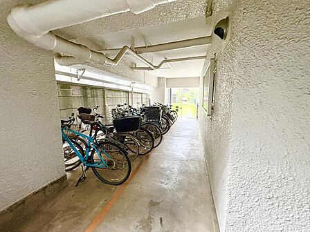 建物内にあるため、天気の悪い日の乗り降りもスムーズ。雨や紫外線から自転車を守り、防犯にも効果的です。