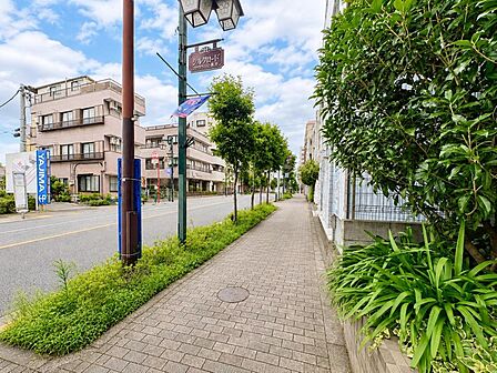 【周辺写真】前面道路には歩道が整備されています。小さなお子さまも通行しやすい、安心感がある立地です。