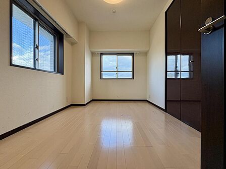 2面採光設計で、光と風に恵まれるお部屋です。※リフォーム前の室内写真です。