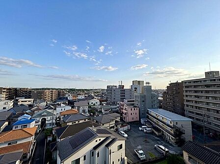 前面に高い建物がないため、青空が広がり開放感ある眺望を楽しむことができます。
