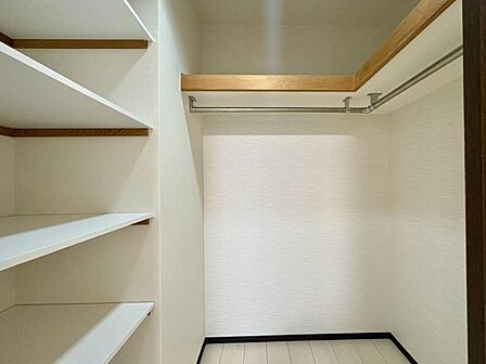 衣類や小物類をたっぷりと収納可能。必要なものをすぐに取り出すことができ、身支度もしやすいです。