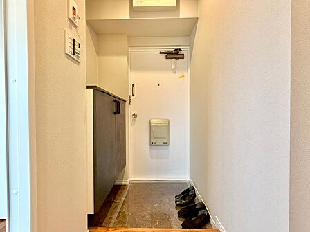 住まいの顏となる玄関。お気に入りの小物や写真を飾ることで、さわやかな気持ちで外出できそうです。