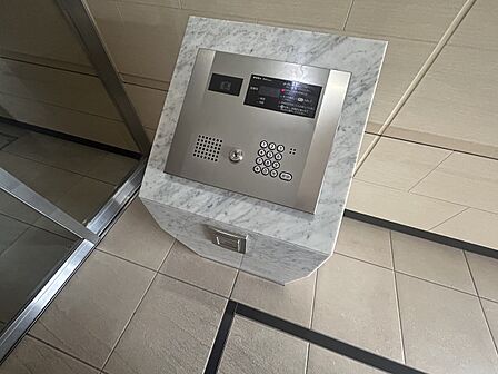 エントランスは、防犯性を高めるオートロックが採用されています。