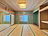 寝室：直接布団を敷いて休むことができる和室。寝具や季節家電などを収納できる押入付きです。