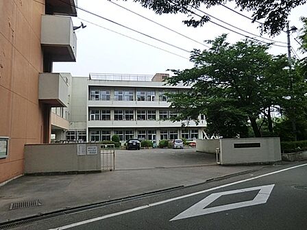 青梅市立霞台中学校まで約1517m