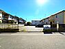 外観：周辺は、低層住宅が建ち並ぶ閑静な住宅街です。緑豊かな住環境で落ち着いた暮らしが叶います。