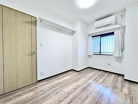 腰高窓のため家具を配置しやすく、お部屋作りの幅が広がりそうです。