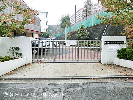 【南神大寺小学校】1000m 三ツ沢公園が徒歩圏で、緑豊かな環境に恵まれています。地域の人との関わりや、たてわり活動を通して豊かに成長できる落ち着いた学習環境です。