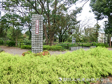 【保土ヶ谷公園】750m 東京ドーム約7個分の広大な敷地を誇る総合公園です。大型遊具や子ども用プール、運動施設が充実し、花の名所として知られる美しい水辺の散策路も魅力です。