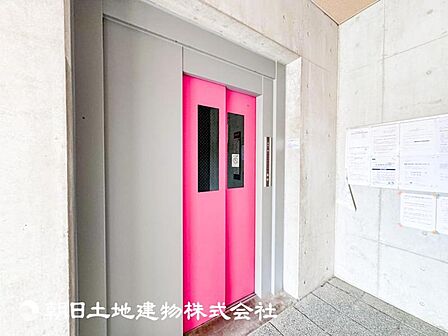 【エレベーター】荷物の搬入などにも使えるエレベーターがあります。