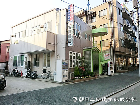 【古川医院】470m 長年地域に根付いた安心の医院です。内科中心で日常的な症状を相談しやすく、病院内は落ち着いた雰囲気があり、かかりつけ医にぴったりです。