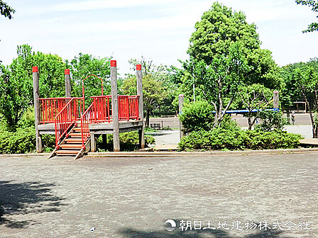 【仏向矢シ塚公園】470m 高台の閑静な住宅街にある広々とした公園です。多目的グラウンドや緑に囲まれた園内が広がり、春は桜、夏は花火も楽しめる憩いの場です。