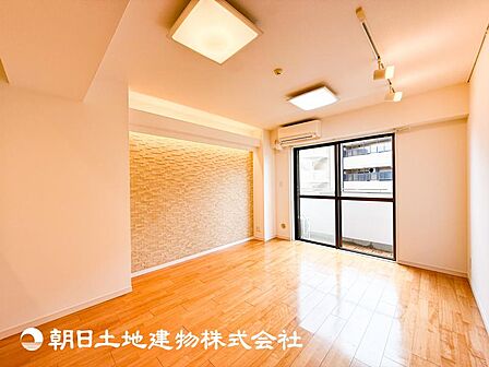 【リビング】大切なご家族、招いた友人と過ごすひと時を溢れる光が優しく包み込む空間。