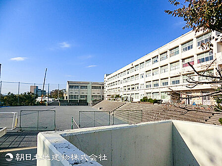 【篠原中学校】500m 新横浜駅徒歩圏内にありながら、閑静で見晴らしのよい高台の住宅地に立地しています。動物飼育や農業体験などを盛んに行う特色のある中学校です。
