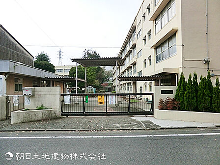 【左近山小学校】600ｍ　「夢中がいっぱい左近山の子」を合言葉に、仲間や地域と深くつながりながら、自ら進んで学び、心身ともにたくましく生きる児童を育てています。