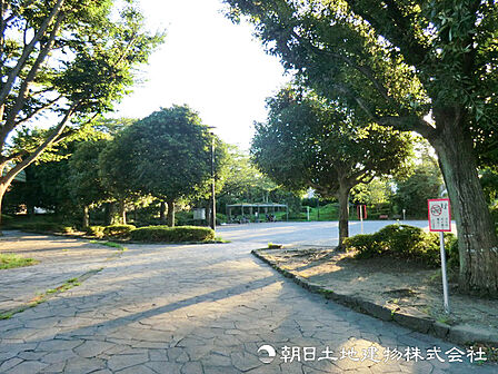 【南本宿公園】930ｍ　豊かな雑木林や果樹園などの自然に囲まれた公園です。複合遊具でのびのび遊べるだけでなく、貸し農園（パーク菜園）や森の散策路もあり、四季折々の自然や生き物と触れ合えます。
