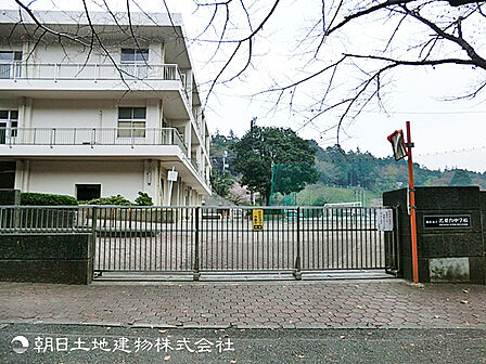 【若葉台中学校】1270ｍ　校舎の隣に広がる樹林地が、穏やかな学習環境をつくり出しています。敷地が広く体育館・校庭ともにゆとりがあり、学習や部活動に集中しやすい環境です。
