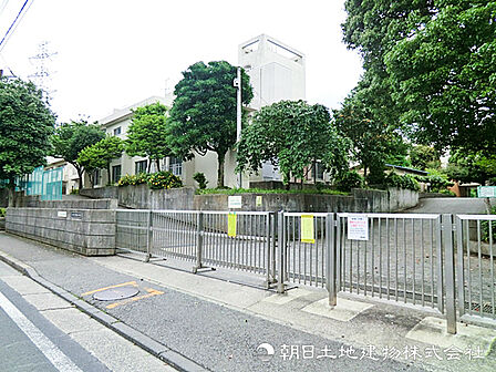 【わかばの森保育園】810ｍ　定員40名のコンパクトな保育園で、ひとりひとりを手厚く見てくれます。小学校敷地内の安心の環境にあり、外遊びやお散歩をのびのび楽しみます。