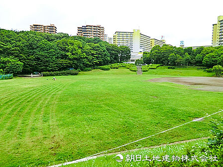 【若葉台公園】130ｍ　商業施設の近くにありながら森林のような豊かな自然が広がる公園です。アスレチックが充実、カルガモのいる遊水池など四季折々の景色を楽しめる憩いの場です。