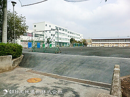 【旭中学校】1200m 静かで治安の安定した住宅街に立地する中学校で、学力水準が高く難関校への進学実績も多いと評判です。部活動も盛んで充実した学生生活を送れます。