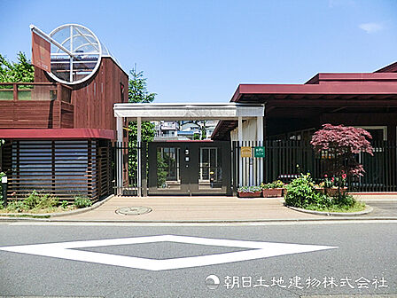 【キッズビレッジつくし保育園】1010m 「自分で考えて遊ぶ」を重視しており、ロフトや洞穴のような園庭で探検しながら遊べます。少人数+複数の先生で見るチーム保育で安心です。
