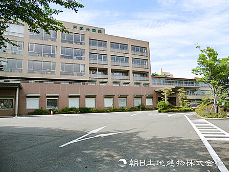 【日向台病院】870ｍ　299床を備える精神科病院で、精神科救急病棟を設置しています。デイケアや訪問看護、グループホームなども整え退院後の地域生活まで支えています。