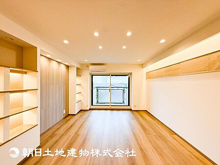 【リビング】リビングにはみんなが集い、食事や楽しい会話が始まる。