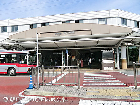 【あざみ野駅】1760m 東急田園都市線・ブルーラインの2沿線乗り入れ可能で、渋谷や横浜へ直結できる交通利便性のよさが魅力。また街全体の治安がよく子育て環境にも人気です。