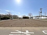 【圧倒的な開放感】約45.63坪の広い敷地。南側が通路につき開放感あり！並列駐車も庭も叶う立地。／販売現地の全景写真