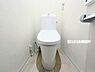 トイレ：＜2階トイレ＞混み合う時間帯にも重宝する新品設置の便利な2階トイレです。
