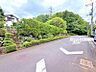 外観：現地西側の前面道路。土地だけでなく、周囲の街並みや道路の様子もあわせてご確認ください。