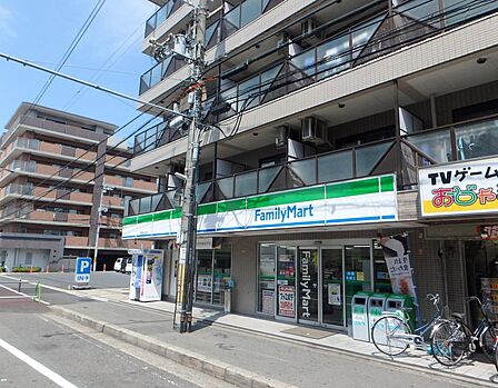 ファミリーマート深草龍谷大前店 約300m 徒歩約4分