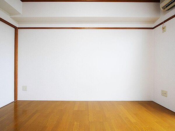 画像16:白でまとめられたシンプルでスッキリした室内