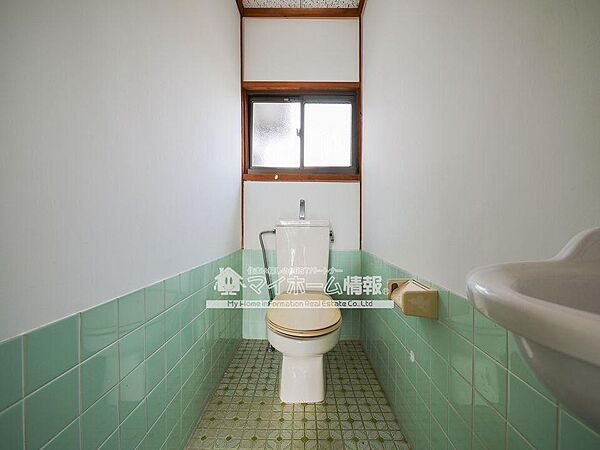 画像7:トイレには小窓が付いていて換気もラクラク♪