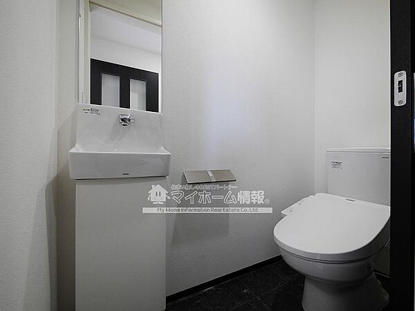 画像7:トイレは快適な温水洗浄暖房便座付き