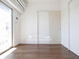 心身をリラックスさせ安らぎを与えてくれる洋室