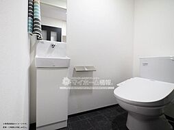トイレは快適な温水洗浄暖房便座付き