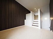 クロスの木目の向きが高く伸びる吹き抜けを強調します