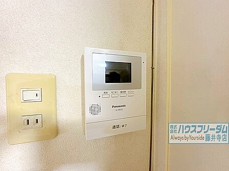 テレビモニターホン完備。音と映像で確認でき安心です