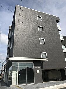 外観：鉄骨造マンションの５階建て