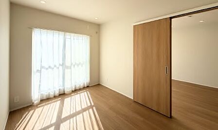 【洋室】窓があり明るく、家具のレイアウトもしやすそうですね!