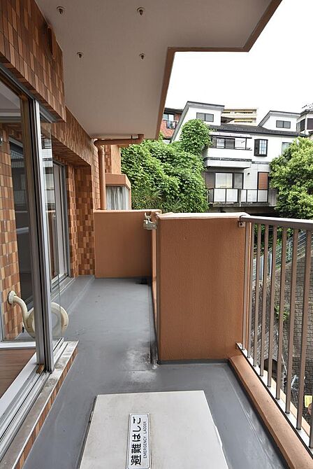 この奥行きのあるバルコニーがイチ推し!心地よい風が通り抜け、リフレッシュに最適な空間です。手すり側からは周囲の緑も見え、日々の暮らしにホッとする癒やしを添えてくれます。