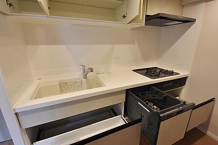 手荒れが気になる方の強い味方、食洗機を標準装備。面倒な油汚れもパワフルに洗浄し、家事の負担をグッと減らします。キッチンをスッキリ保てるビルトインタイプで、効率的かつ清潔な暮らしをサポート。
