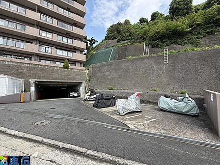バイク置き場、駐車場入り口(屋内にもバイク置き場ございます)