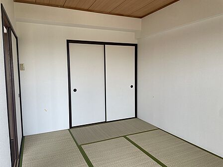 リビング隣の和室は約6帖です